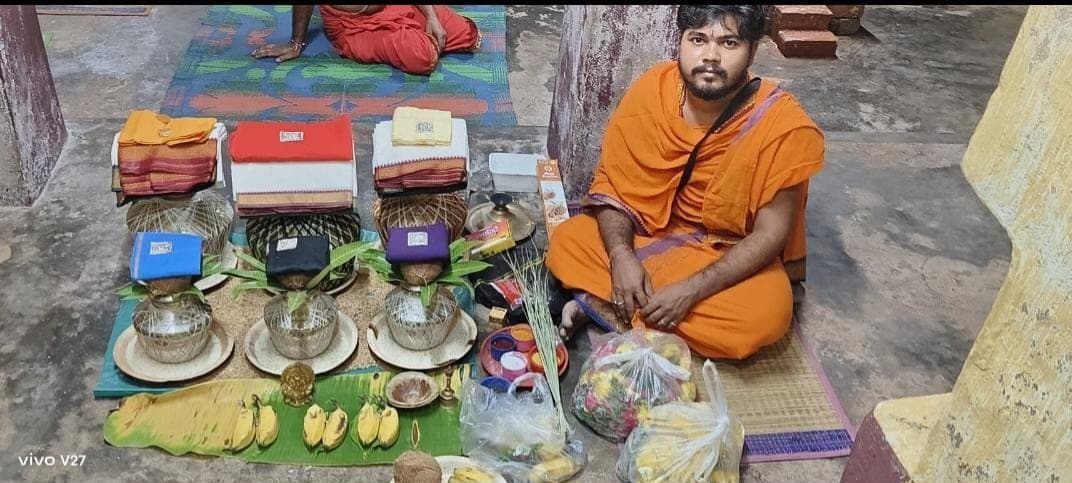Hindi speaking Pandit in Rameshwaram performing Vedic rituals at temple